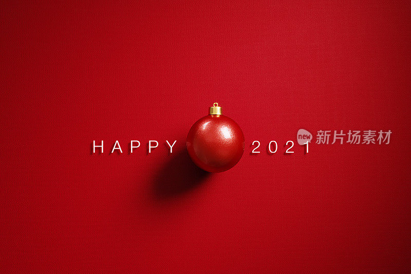 圣诞概念-红色的小玩意和快乐的2021年消息在红色的背景