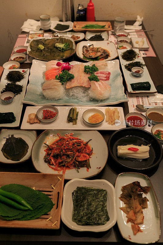韩式饭班吉和生鱼片寿司等配菜
