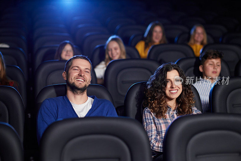 一对夫妇在电影院享受自由时光。
