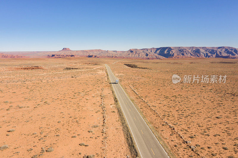 无人机的纪念碑山谷和高速公路，犹他州，美国