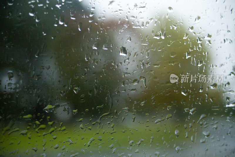 下雨天透过窗户的风景。