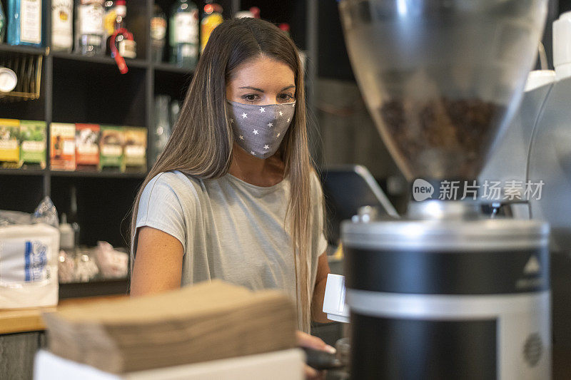 小企业主在COVID-19大流行期间为顾客煮咖啡
