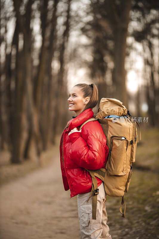 成功的女人徒步登山在日出的山顶-年轻的女人背包上升到山顶。发现旅游目的地