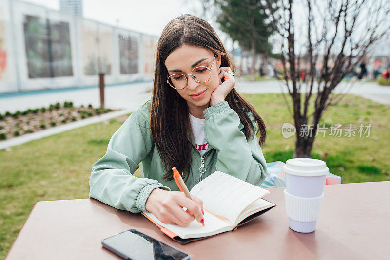 一个快乐的女学生在户外学习的肖像