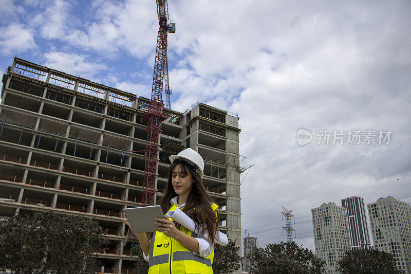 女建筑师在建筑工地与数字平板电脑