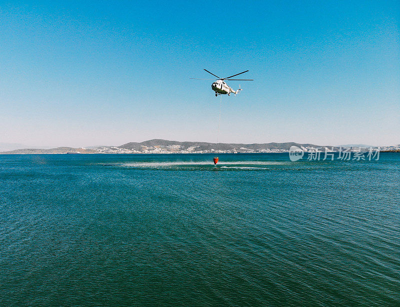 鸟瞰图:消防直升机从海上取水