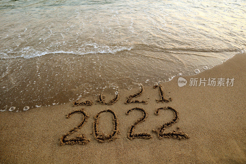 2022年和2021年，沙滩上有海浪