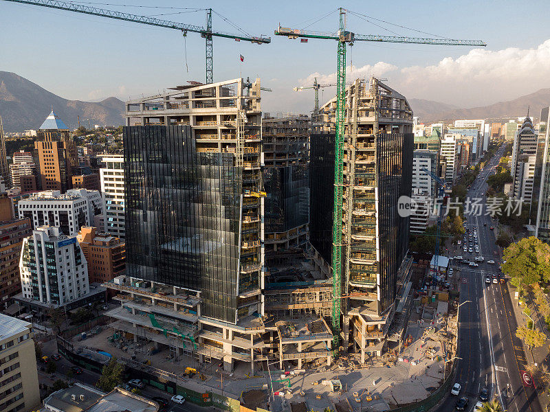 智利圣地亚哥的现代摩天大楼建筑工地