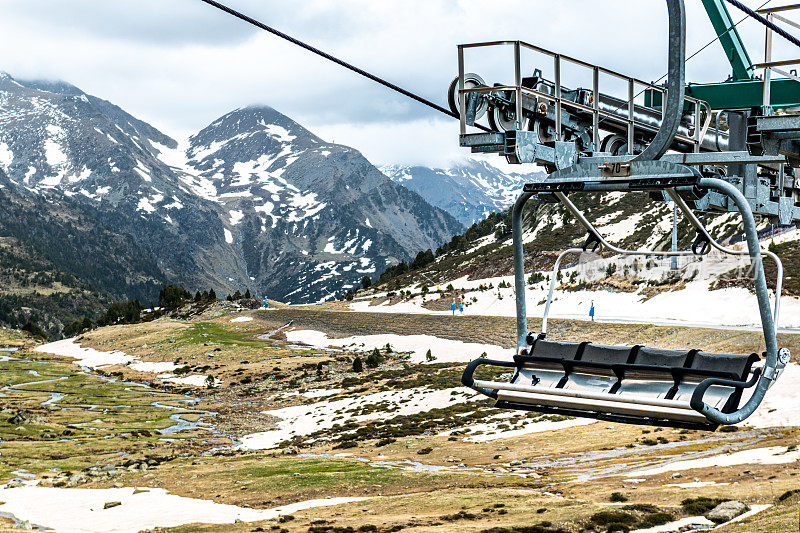 比利牛斯山的滑雪缆车