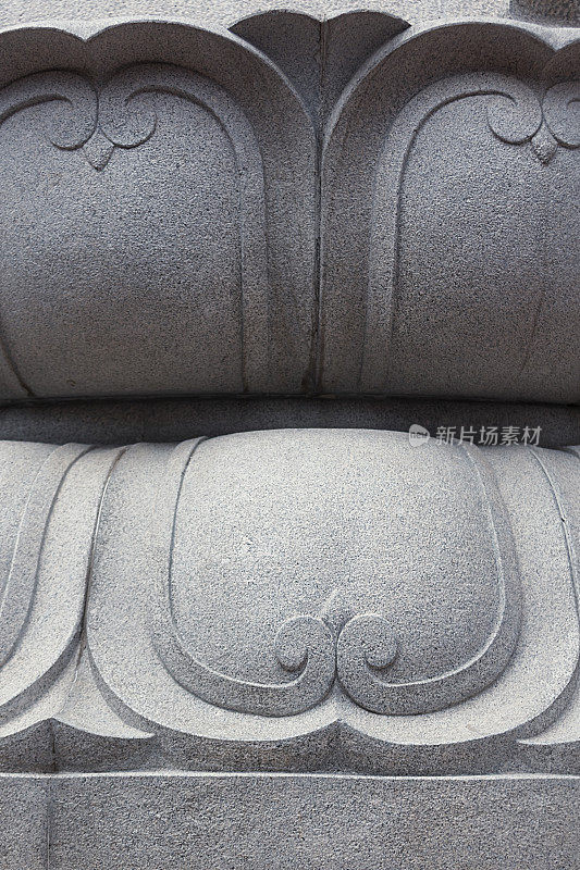 传统花岗石曲线雕塑。以单色为背景的东方风格