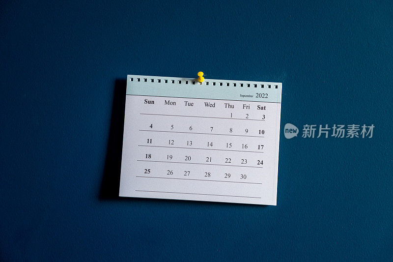 蓝墙上定了2022年9月的日历