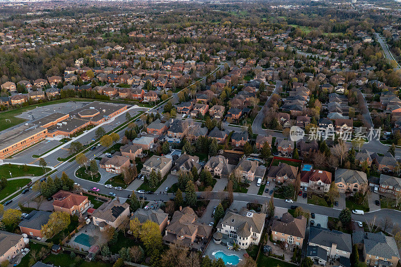 加拿大沃恩，伍德布里奇，伊斯灵顿大街独立和复式住宅的鸟瞰图