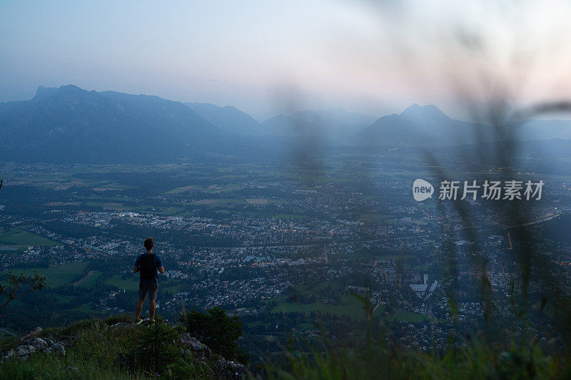 日出时，徒步旅行者在山脊上休息