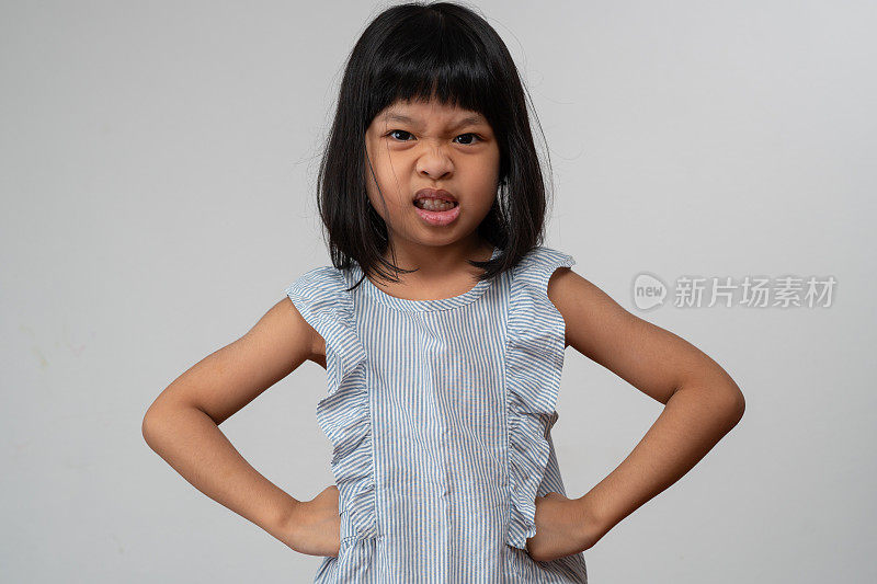 亚洲愤怒和悲伤的小女孩的肖像在白色孤立的背景下，一个孩子的情绪发脾气和疯狂，表达暴躁的情绪。儿童情绪控制概念