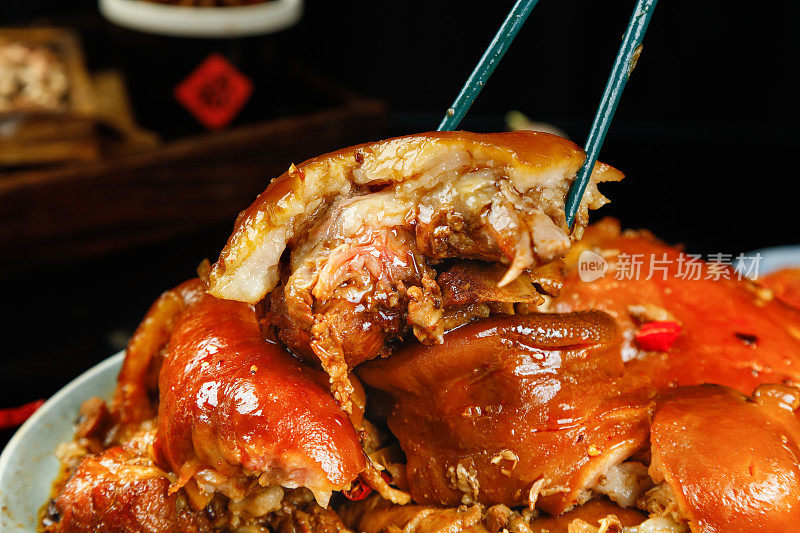筷子上夹着猪头肉