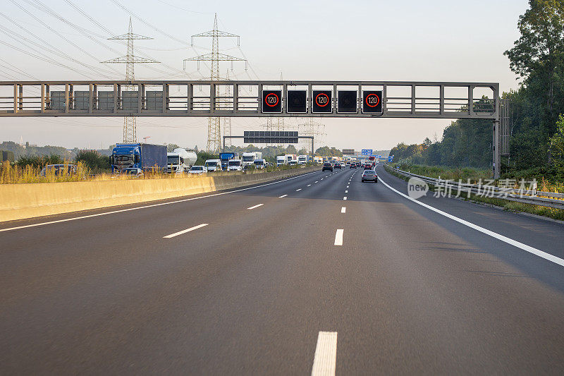 德国高速公路交通信息系统和限速标志