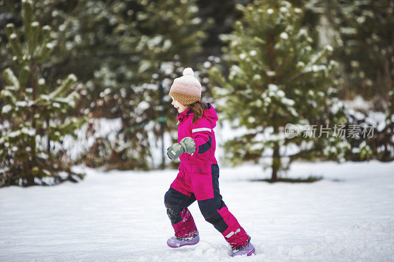 孩子们寒假在户外打雪仗