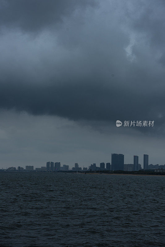 山东省沿海城市日照遭遇暴风雨