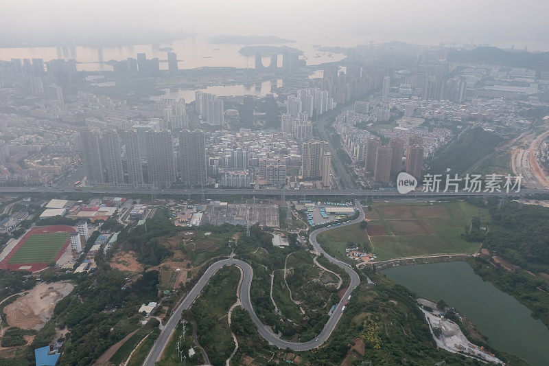 黎明时分，城市笼罩在云雾和蜿蜒的山路中