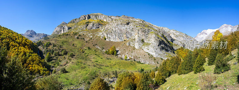奥德萨比利牛斯山在韦斯卡的秋天山谷欧迪索全景布