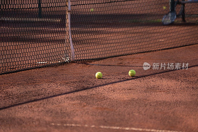 红土场上的两个网球。