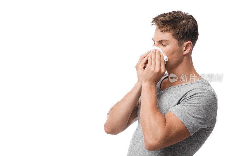 千禧一代有吸引力的高加索人遭受流感和感冒的第一症状，流鼻涕，擤鼻涕，感觉不适