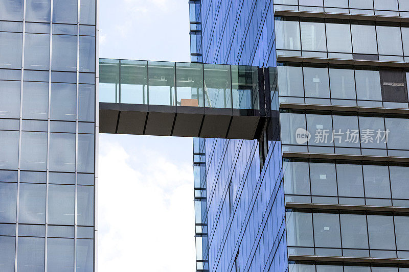 写字楼建筑采用玻璃走廊，天空背景与复制空间