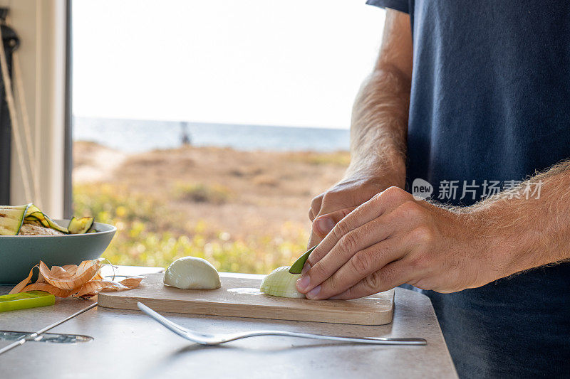 近距离在一辆露营车里准备食物的人，意大利