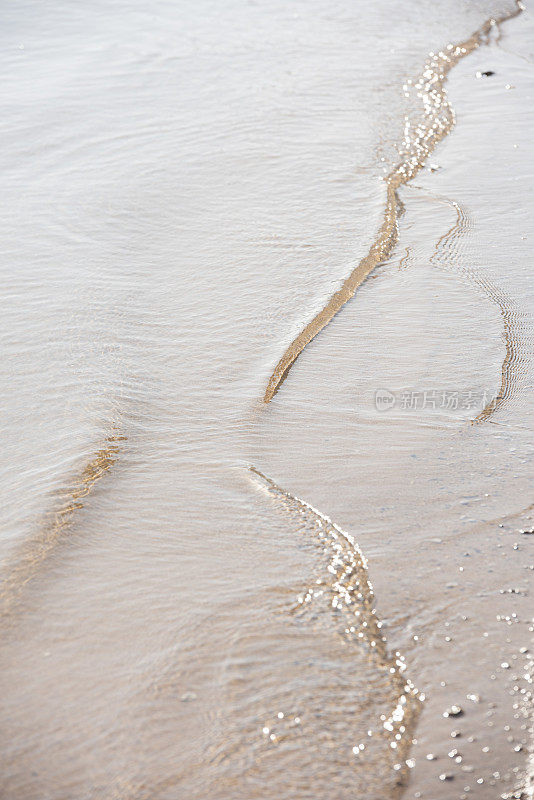 海滩上泛起涟漪