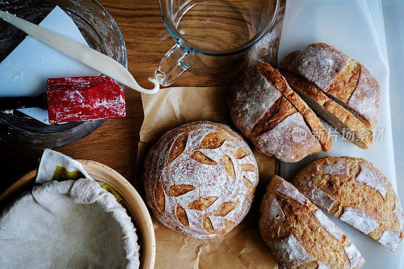 面包师的工作台:手工面包、打样篮、量杯等工具