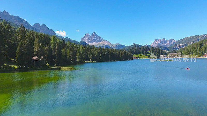 Misurina,意大利阿尔卑斯山。在晴朗的夏日，鸟瞰美丽的湖泊和周围的山脉。