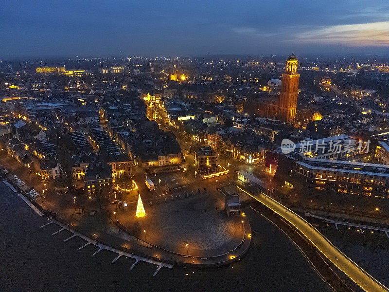 佩珀巴斯夜间无人机在Zwolle市，Overijssel在冬季