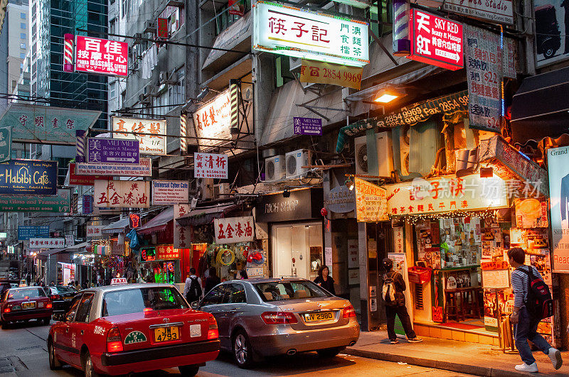 香港街道上的广告招牌和车辆