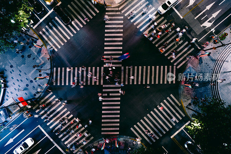 夜间城市街道交叉口的无人机视角