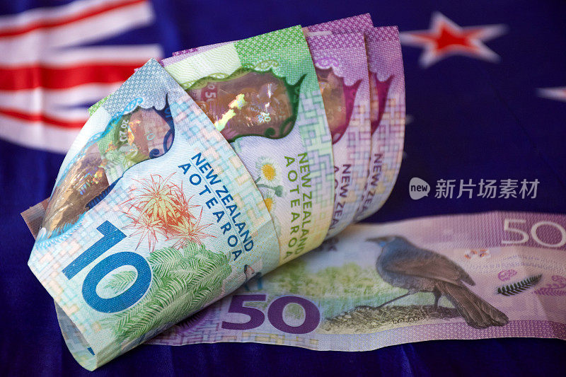 有新西兰国旗背景的新西兰货币(NZD)