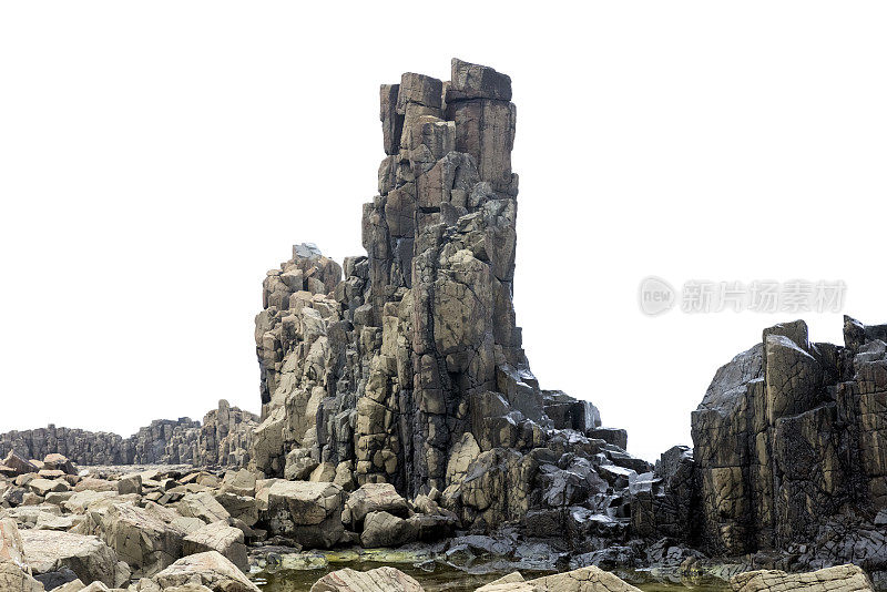 玄武岩火山柱，白色背景与复制空间