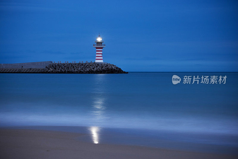 夜晚海边的灯塔