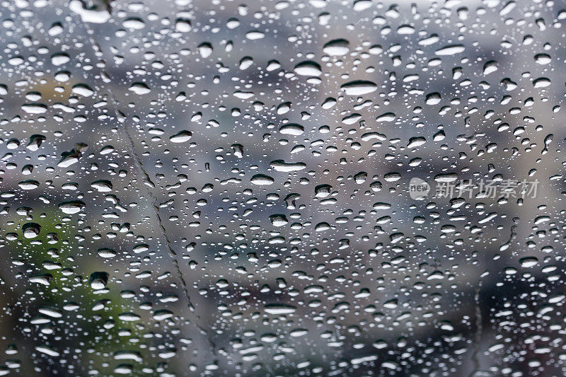 在下雨时选择性聚焦的汽车挡风玻璃内视图