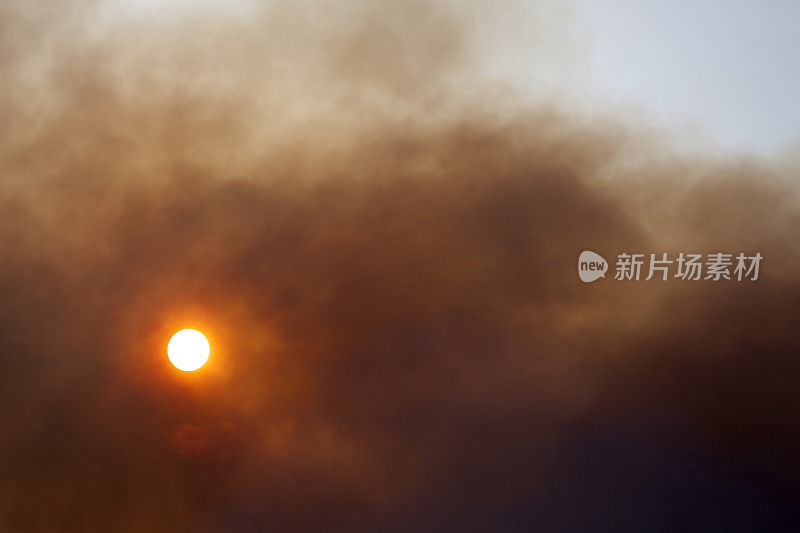 太阳被一团烟雾挡住了