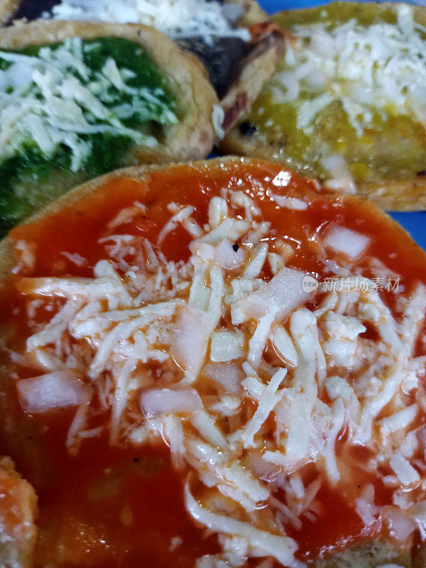 这是墨西哥韦拉克鲁斯州的典型菜肴，是一种玉米面饼，上面涂有绿色或红色的酱汁，上面有鸡肉，鸡蛋和奶酪