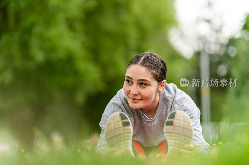 闺蜜在户外放松锻炼