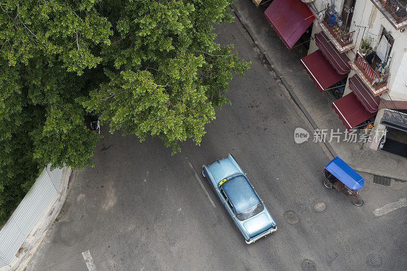 哈瓦那街景与经典的汽车