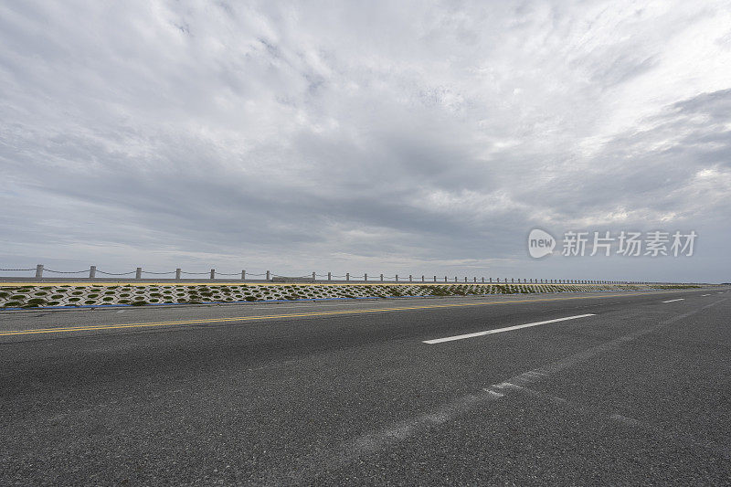 海边空荡荡的公路