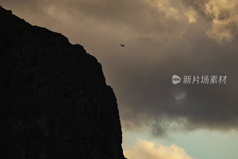 白云石标志性的户外景观:苍白山脉上的日落