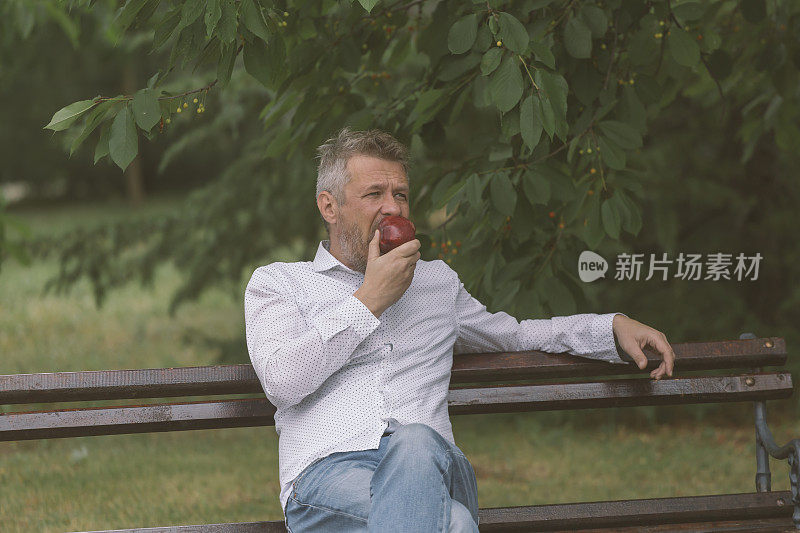 男子在户外吃苹果