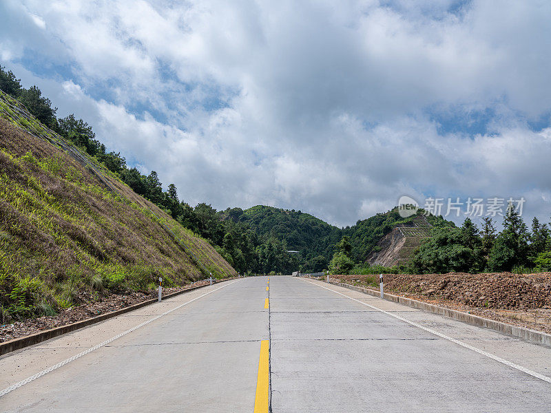 一条空旷的乡间小路通向远方