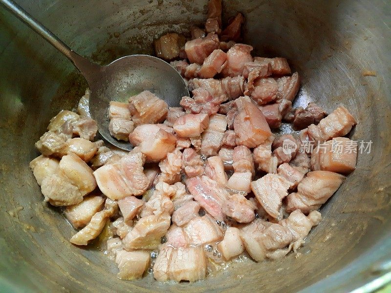 煎炸五花肉片在平底锅食品准备。