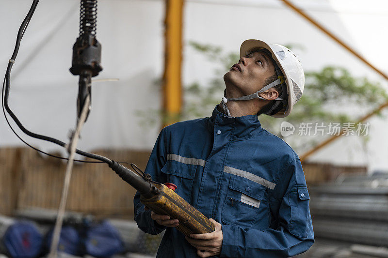 中国男性工厂工人操作机器