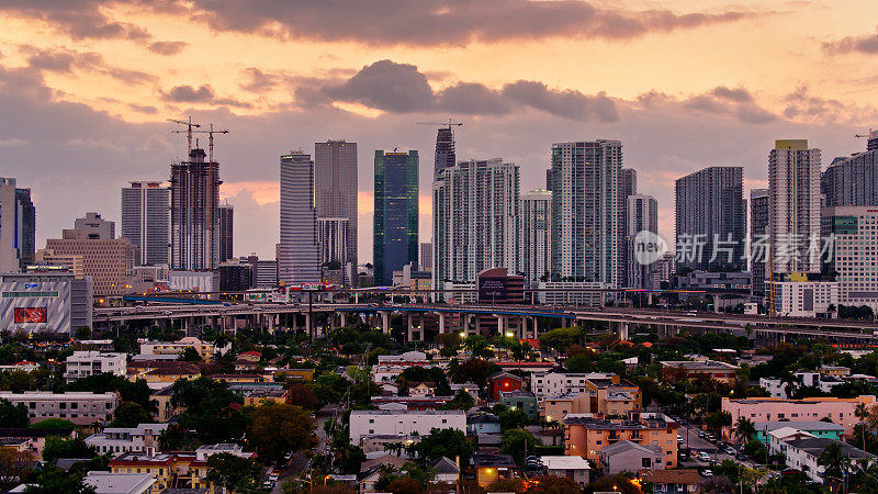 日出时从小哈瓦那向迈阿密市区的鸟瞰图