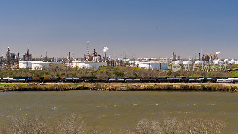 石油火车停在轨道上炼油厂在亚瑟港，得克萨斯州-空中